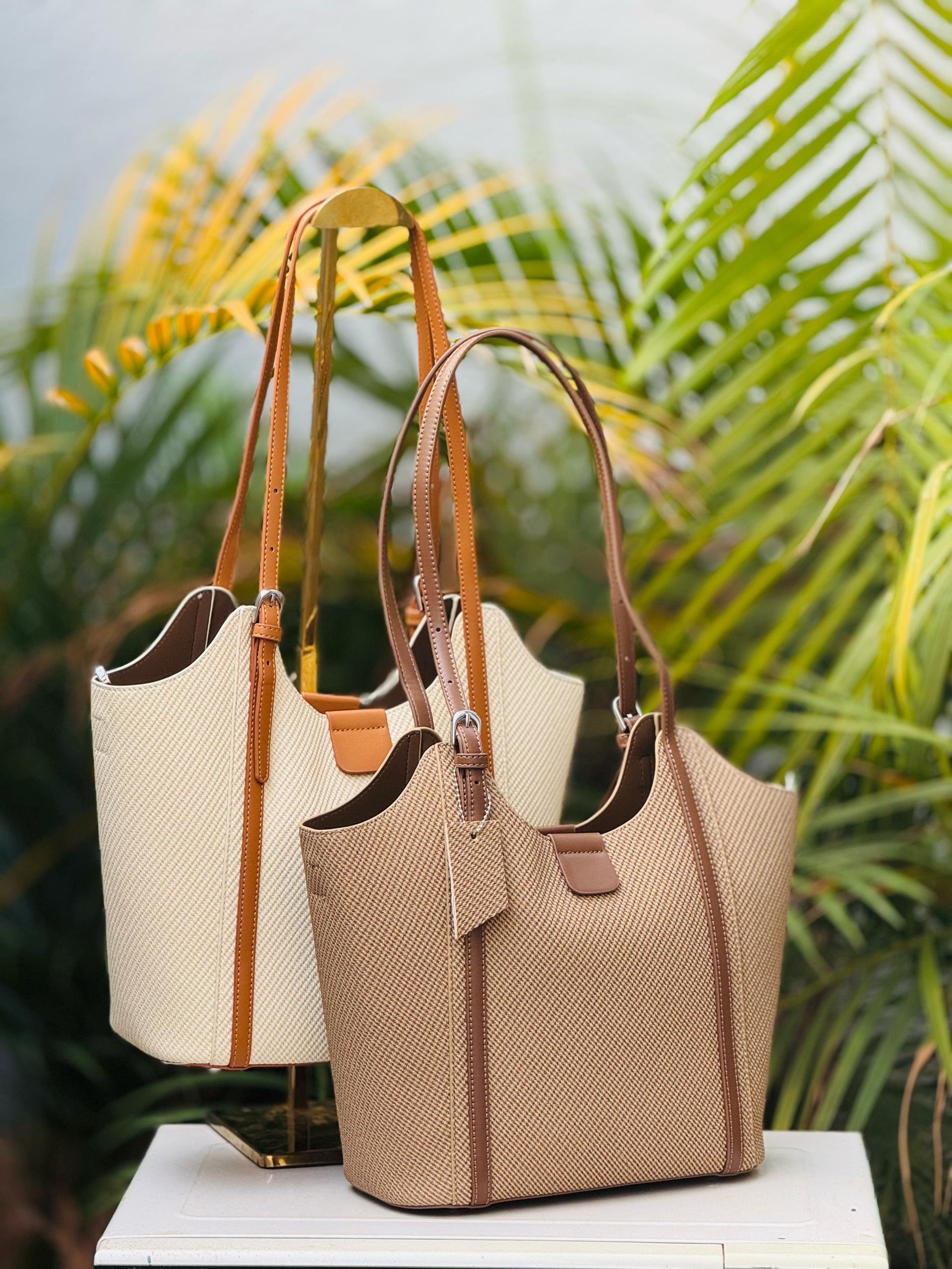 Large Raffia tote leather bag.