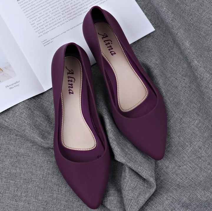 Pointed toe flat shoes.
