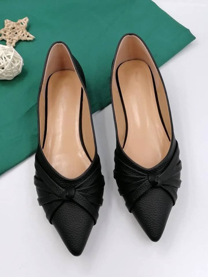 Toe-pointed ballet shoes