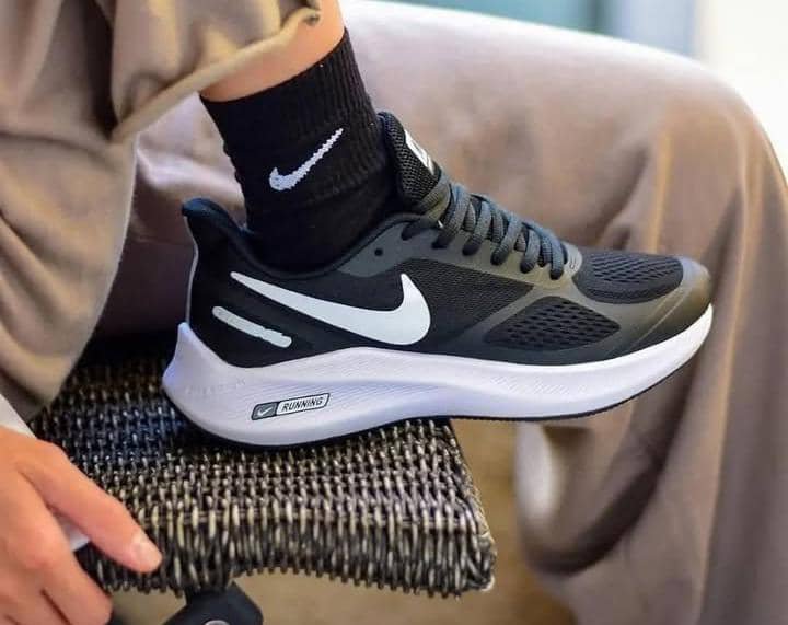 Nike zoom sneakers. - Image 2