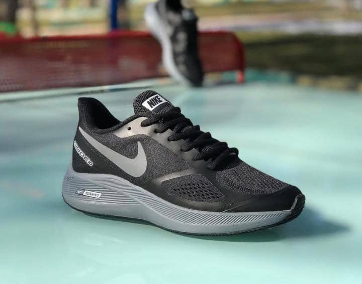 Nike zoom sneakers. - Image 3